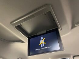 【12.8型フリップダウン】大画面モニターで後席でもエンタメをお楽しみいただけます。家族や友人とお出かけする機会が多い方に大人気です♪