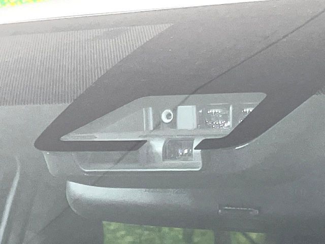 【トヨタセーフティセンス】走行中に前方の車両等を認識し、衝突しそうな時は警報とブレーキで衝突回避と被害軽減をアシスト。より安全にドライブをお楽しみいただけます。