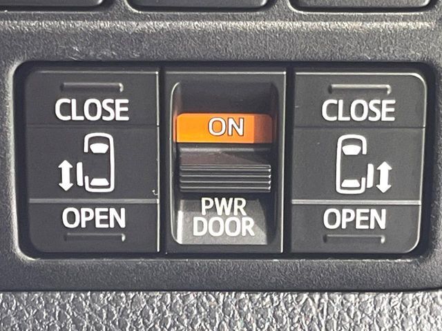 【両側パワースライドドア】スマートキーや運転席のスイッチで後席両側スライドドアの開閉が可能♪電動だから力を入れてドアを開ける必要が無く、小さなお子様でも簡単に開け閉めでき快適です♪