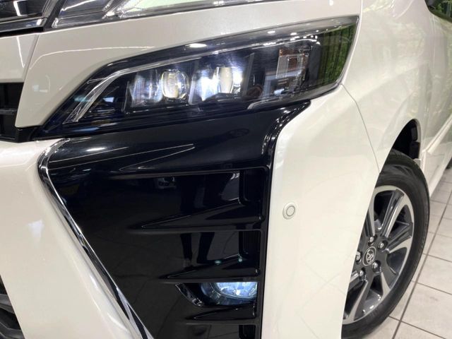 【LEDヘッドライト】悪天候や夜間走行時も良好な視界を確保し安心して運転できる高輝度LEDヘッドライトを装備！点灯速度が早く、消費電力も抑えられています。