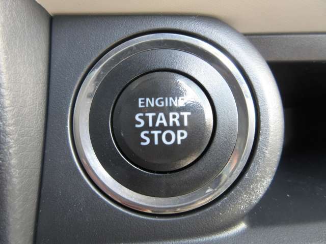 プッシュスタート！　ブレーキペダルを踏みながらスタートボタンを押せばエンジンの始動ができます。