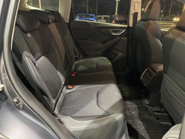 後部座席も気になるようなキズ・汚れやへたり等、大きなダメージはなく、良好な状態です。