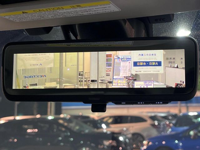 【スマートリヤビューミラー】後席の大きな荷物や同乗者で後方が確認しづらい時でも安心！カメラが撮影した車両後方の映像をルームミラー内に表示。クリアな視界で状況の確認が可能です！