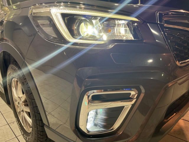 【LEDヘッドライト】悪天候や夜間走行時も良好な視界を確保し安心して運転できる高輝度LEDヘッドライトを装備！点灯速度が早く、消費電力も抑えられています。