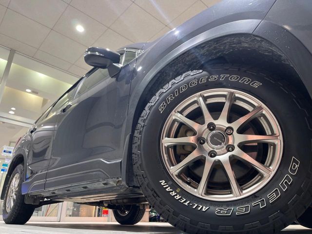 【16インチアルミホイール】外観にマッチしたアルミホイールを装着しております。各種アルミホイールや、スタッドレスタイヤも取扱いしております。是非ご相談ください♪