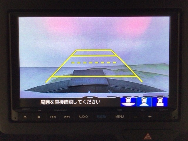 【バックカメラ】運転が苦手な方も車庫入れラクラクです！ギアをリバースに入れれば自動的に切り換わりますので、面倒な操作は不要です♪狭い駐車場もお車を傷つけず安心ですね！