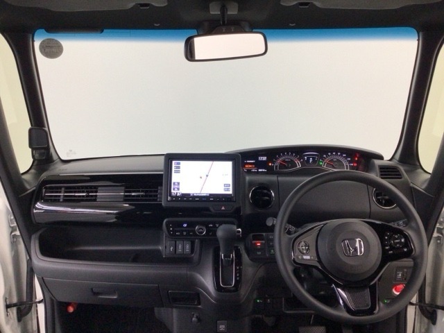 【前方視界】開放的な前方視界！運転がしやすく疲れにくいです♪窓が大きく、見通しがとっても良いおクルマですよ♪