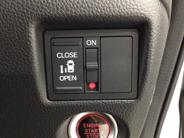 【パワースライドドア】助手席側がパワースライドドアになっており、運転席のスイッチやスマートキーでも開閉が可能です！開口部も広いので乗り降りも楽々♪
