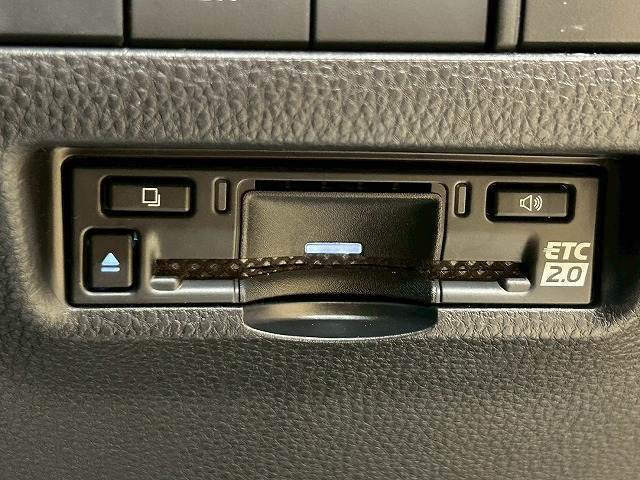 【ETC車載器】を装備しておりますので、ご納車直後からの遠距離ドライブも可能です。土日の利用料金の割引や、朝夕の通行料金を割引料金で高速道路をお楽しみいただけます。