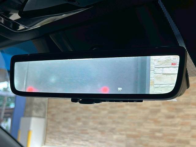 【デジタルインナーミラー】を搭載しております。車両後方のカメラ映像をミラー面に映し出すので、車内の状況や、天候などに影響されずいつでもクリアな後方視界が得られます。