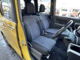 前席、目立つシミ汚れもなく良好な状態になっております。