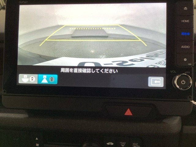 バックでの車庫入れも安心です！　リアカメラが付いているバックモニター付のナビを装備しております。操作線もついており距離感も画面から確認できます。