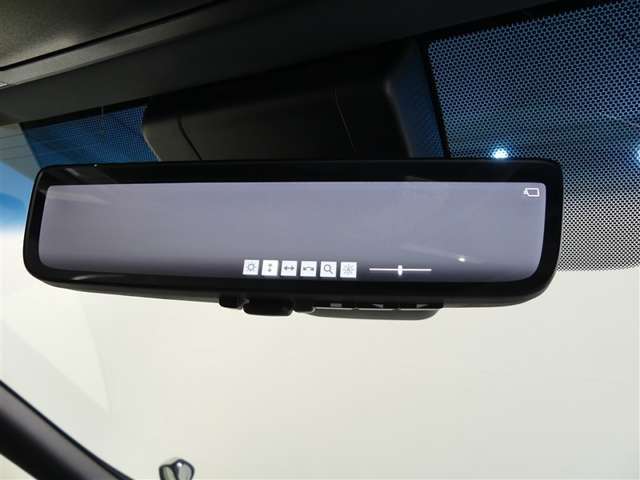 デジタルインナーミラー付きです。ヘッドレストや荷物などで視界を遮られずに、円滑な後方確認をサポートします。