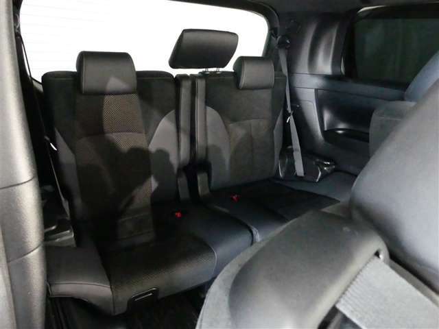 3列目シートもひろびろとしたスペースを確保しています。大人数でのお出かけもばっちりです。