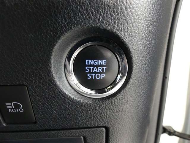 【プッシュスタート】スマートキーを携帯して、ブレーキを踏みながらスタートスイッチを押すだけでエンジンがかけられます。