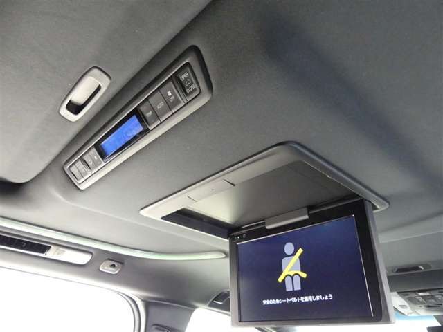 12.1インチ画面の後席モニターで後部座席乗車のご家族、ご友人と映画鑑賞などいかがですか？