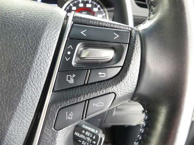 メーター内のインフォメーションの表示切替もステアリングスイッチでできます。