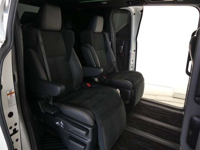 広々としたスペースで居心地の良い後席空間が深いくつろぎをもたらします。