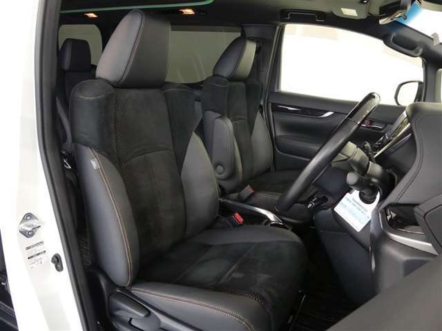 合成皮革を用いたファブリックとのコンビネーションシートです。やさしい座り心地をぜひ体感してください。