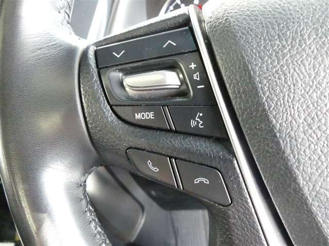 ステアリングスイッチ付き。オーディオの操作や切り替えも前方から目を離すことなく操作することが可能です。