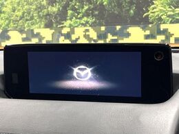 【8.8インチマツダコネクト】車内の雰囲気にマッチした大型のディスプレイ。スマホ接続でのナビ使用やBluetooth再生等、様々な機能が楽しめます。直感的なダイヤル操作が可能で、使い勝手も良好です。