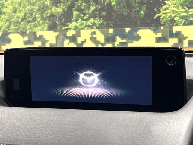 【8.8インチマツダコネクト】車内の雰囲気にマッチした大型のディスプレイ。スマホ接続でのナビ使用やBluetooth再生等、様々な機能が楽しめます。直感的なダイヤル操作が可能で、使い勝手も良好です。
