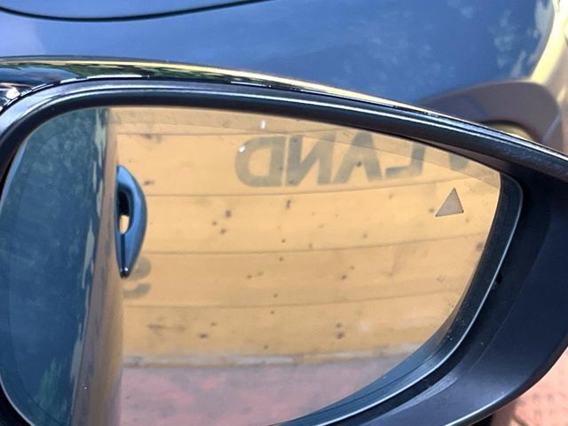 【ブラインドスポットモニタリング】走行中、ドアミラーの死角になりやすい箇所に後続車が接近するとサイドミラー付近に警告を表示、ドライバーに注意喚起をしてくれます。