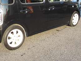 タナベ製のダウンサスでローダウンしました。程よくダウンされ、社外のお洒落なホワイト色ホイールで足元がお洒落に決まっています！有名メーカサスで乗り心地も悪くなくタイヤの残量もあります！