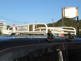 純正オプションのルーフキャリア取付済みです！！キャリアが付くだけでイメージがとても変わり、よりお洒落な車両になります！！