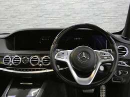 使用感はとても少なくロングボディならではの広々とした室内は高級感漂うブラックナッパレザーシート(ドライビングダイナミックシート・リラクゼーション機能付)