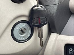 【キーレス】少し離れた場所からでもボタン一つでドアの開錠・施錠ができるのでとっても便利！ドアの鍵穴周りに傷をつけることもありません♪