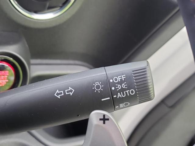 WECARSの展示場では実際に見て、触ってお車をお選びいただけます！知識の豊富な営業スタッフが様々なカーライフをご提案いたします！