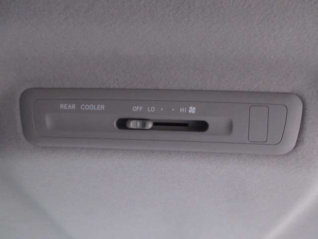 後席の空調もオート設定が可能です！広い車内だからこそマストアイテムですね！