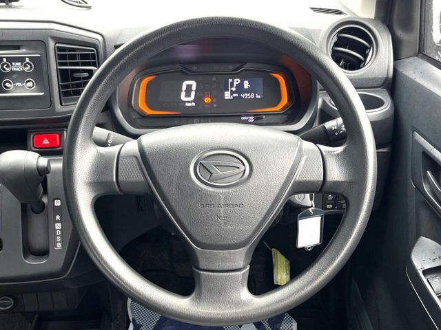 インテリアに合わせたデザインのステアリングは、運転される方のことも考え、運転しやすい形状、大きさです。是非一度、実際に触ってお確かめください。