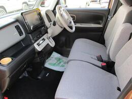 ゆったりベンチシートです。大きな汚れ・ニオイの無いきれいな車内です。（＾O＾）
