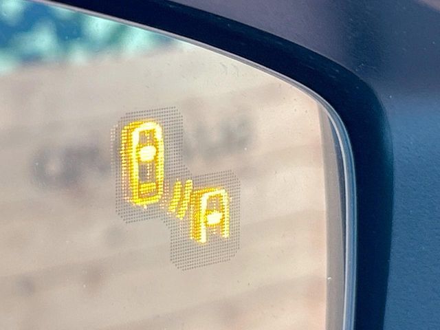 【ブラインドスポットモニタリング】走行中、ドアミラーの死角になりやすい箇所に後続車が接近するとサイドミラー付近に警告を表示、ドライバーに注意喚起をしてくれます。