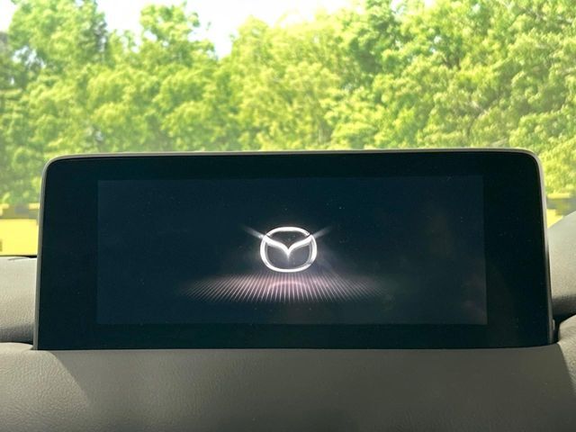 【10.25インチマツダコネクト】車内の雰囲気にマッチした大型ディスプレイ。スマホ接続でのナビ使用やBluetooth再生等、様々な機能が楽しめます。直感的なダイヤル操作が可能で、使い勝手も良好です。