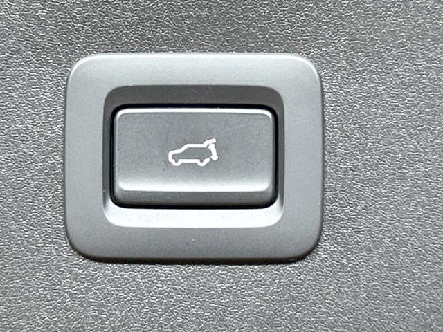 【パワーバックドア】スマートキーや運転席のボタンを押すだけでリアゲートが自動で開閉します！荷物を持っている時や、高い位置にあるバックドアを閉める際に便利な機能です♪