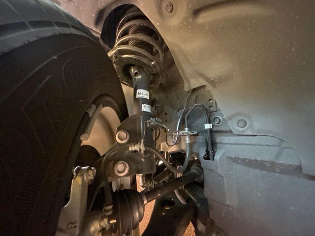 お車を安心してお乗りいただく為には、足回りの定期点検が欠かせません。サービスサポート（有償保証）では無料点検もご提供しており、安心のカーライフをお過ごしいただけるサポート体制が整っています。