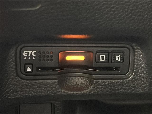 【ETC】有料道路を利用する際に料金所で停止することなく通過できる、ETC車載器（ノンストップ自動料金収受システム機器）が装備されています。セットアップを行うことで利用可能になります。