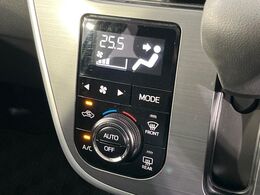 【オートエアコン】一度お好みの温度に設定すれば、車内の温度を検知し風量や温度を自動で調整。暑い…寒い…と何度もスイッチ操作をする必要はありません。快適な車内空間には必須の機能ですね♪