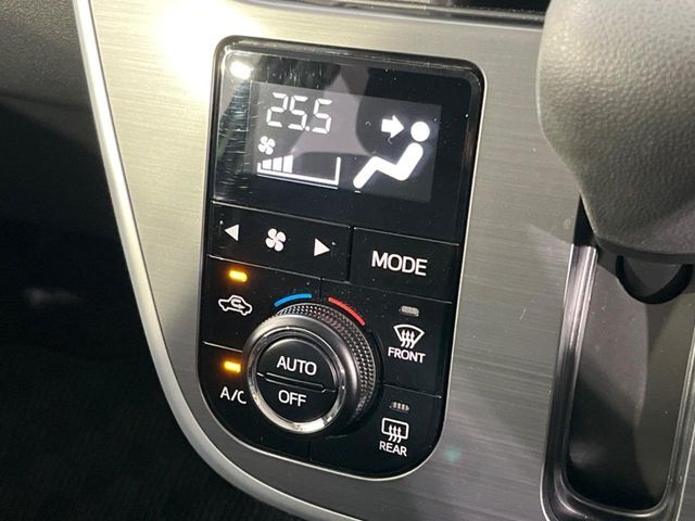 【オートエアコン】一度お好みの温度に設定すれば、車内の温度を検知し風量や温度を自動で調整。暑い…寒い…と何度もスイッチ操作をする必要はありません。快適な車内空間には必須の機能ですね♪