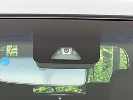 【スマートアシスト】走行中に前方の車両等を認識し、衝突しそうな時は警報とブレーキで衝突回避と被害軽減をアシスト。より安全にドライブをお楽しみいただけます。