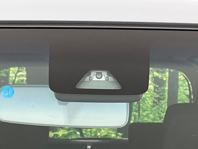 【スマートアシスト】走行中に前方の車両等を認識し、衝突しそうな時は警報とブレーキで衝突回避と被害軽減をアシスト。より安全にドライブをお楽しみいただけます。