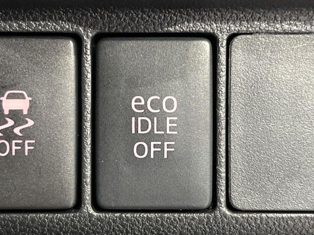 【アイドリングストップ】赤信号や渋滞で停車した際にエンジンを停止し、無駄な燃料の消費を抑えます。燃費向上や環境保護につなげる機能♪エンジンはブレーキを離せば再始動します。