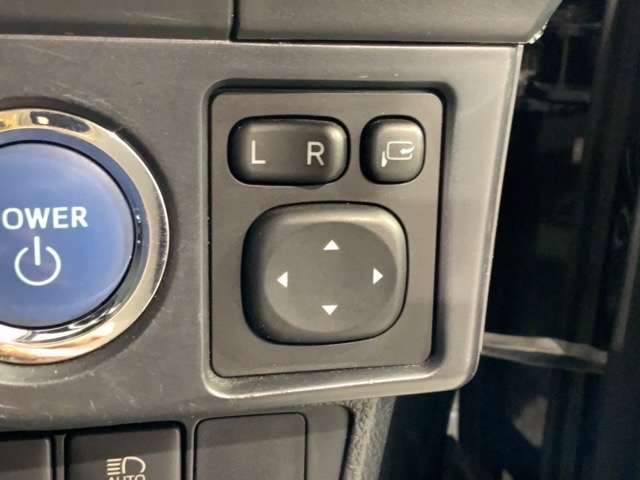 狭い駐車場で便利な電動格納ドアミラーが付いています。
