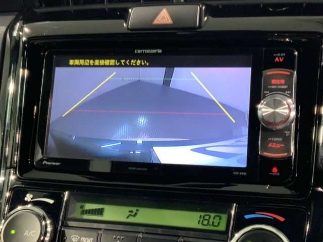 リバースギアに入れるだけで後方の表示へ切り替わります。夜間や雨の日の駐車も楽になりますよ。