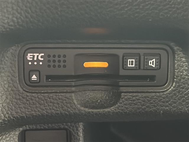 【ETC】有料道路を利用する際に料金所で停止することなく通過できる、ETC車載器（ノンストップ自動料金収受システム機器）が装備されています。セットアップを行うことで利用可能になります。