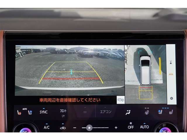 【パノラミックビューモニター】　後退時に車両の後ろ側を表示するだけでなく上から見たような映像で車庫入れなどバックする際に安心です。