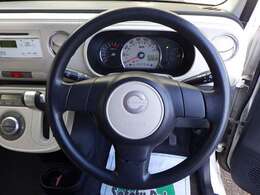 ハンドルの擦れも少なめです。運転席、助手席エアバック装備で安全ですね☆